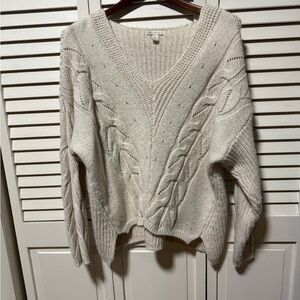 Elegant Cable Knit V-Neck Sweater in Cream